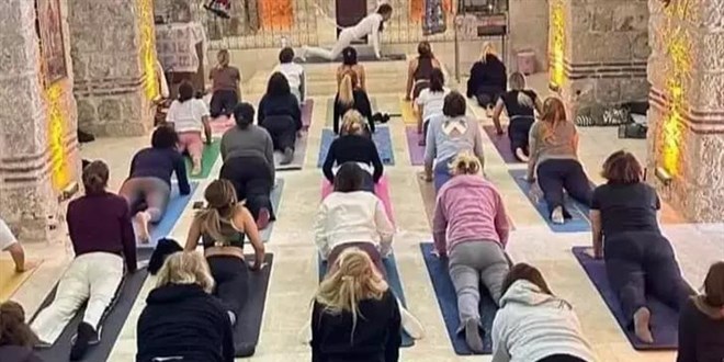 Kilisedeki yoga seansna tepki