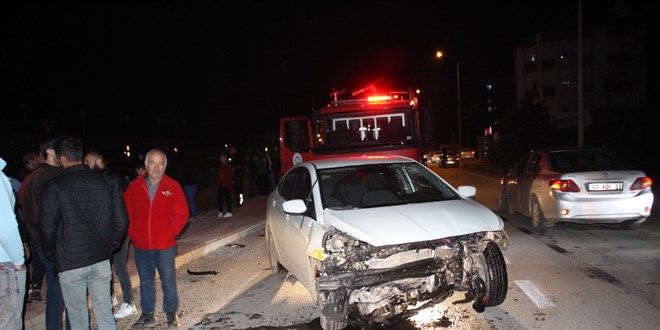 Kafa kafaya arpan otomobillerden biri kanala utu: 2 yaral