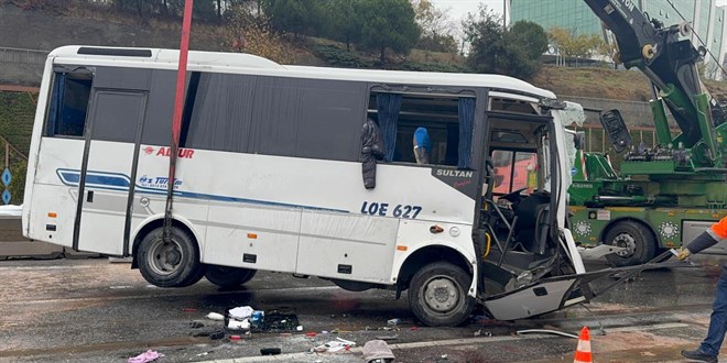 stanbul'da minibs devrildi: 1 l, 7 yaral