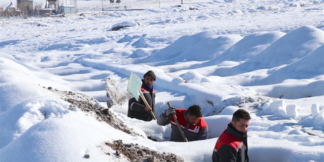 K mevsiminin sert getii Erzurum'da mezarlar imdiden hazrland