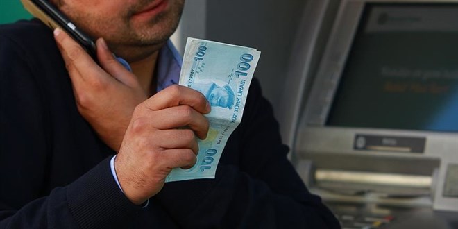 Banka grevlisi gibi davranp 112 bin lira dolandrdlar