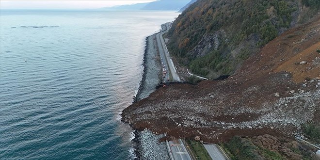 Artvin'deki heyelanda 100 bin ton toprak ktlesinin hareket etti