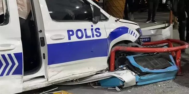 Zeytinburnu'nda otomobil polis aracna arpt: 1'i polis 3 kii yaraland