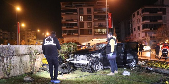 Kavaa sratli giren otomobil ant duvarna arpt: 1 l