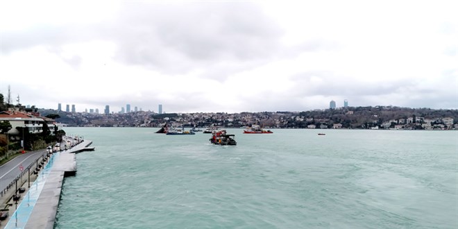 stanbul'da balk tekneleri akntya kapld