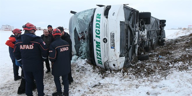 Kars'ta yolcu otobs devrildi: 23 yaral