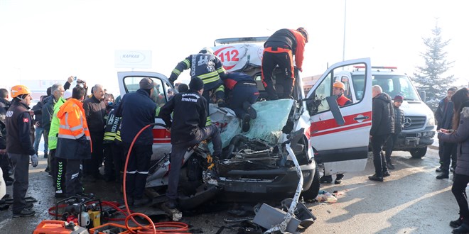 Kaza ihbarına giden ambulans, tıra çarptı; 3 sağlık görevlisi yaralı