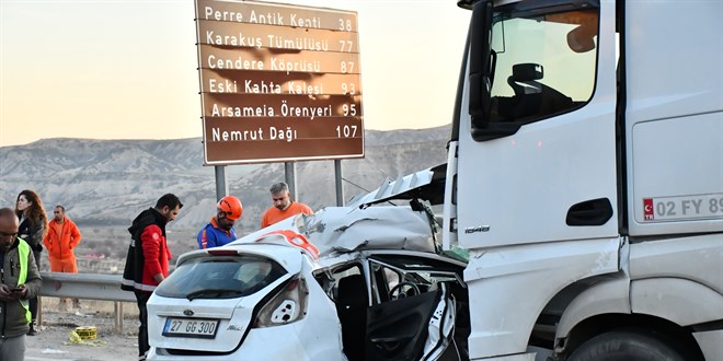 Adyaman'da feci kaza: Yakt tankeri ile otomobil arpt, 4 kii ld