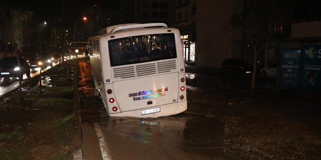 Adana'da su borusu patlad, otobs ukura dt