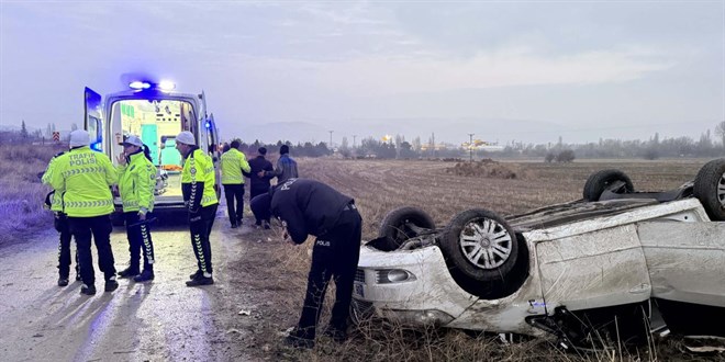 Ankara'da devrilen otomobildeki 1 kii ld, 4 kii yaraland