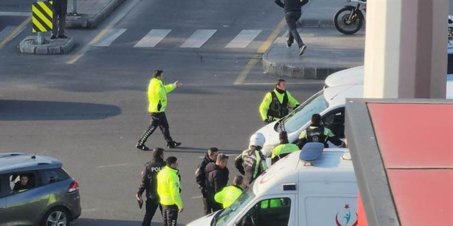 Otomobil, polis motosikletine arpt; 1 yaral