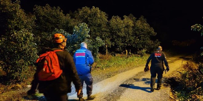 2 yandaki ocuk, misafirlie geldii evin nnden kayboldu