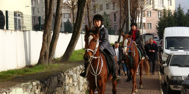 Karabk'te 2 karde karne almaya at stnde gitti