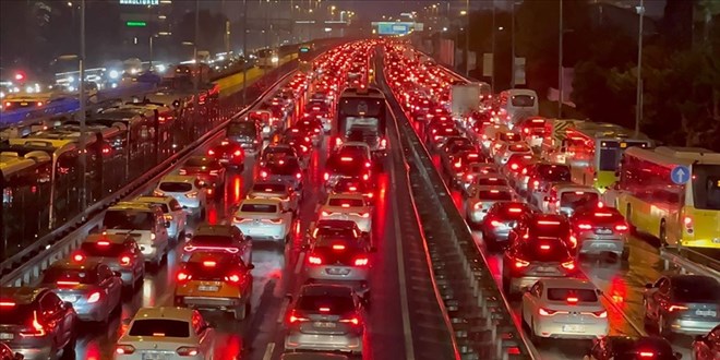 stanbul'un giderek artan trafii kar yan etkileyebiliyor