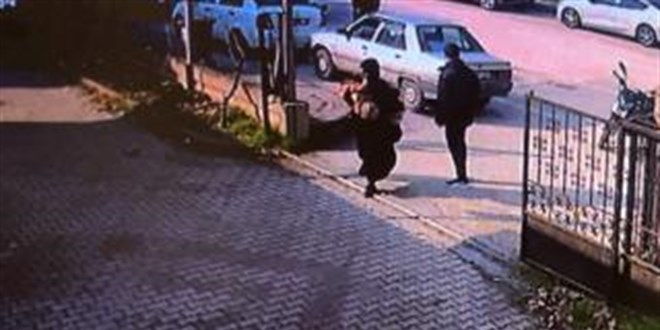 Motosiklet çarpan oğlunu kucağında sağlık ocağına taşıdı