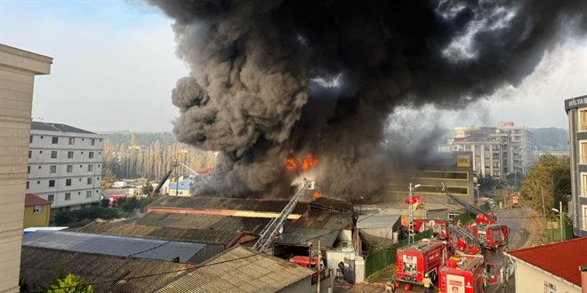 stanbul'da lastik fabrikasnda yangn