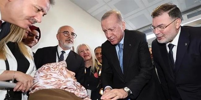 Cumhurbakan Erdoan, zmir'de 102 yandaki Glsm Sakall ile grt