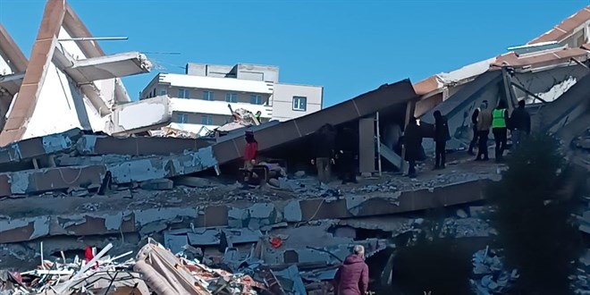 Hatay'da depremde 69 kiinin ld sitenin davasnda 3 sana yakalama karar