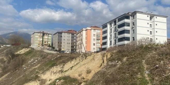 Heyelan nedeniyle apartman sakinleri tedirginlik yayor