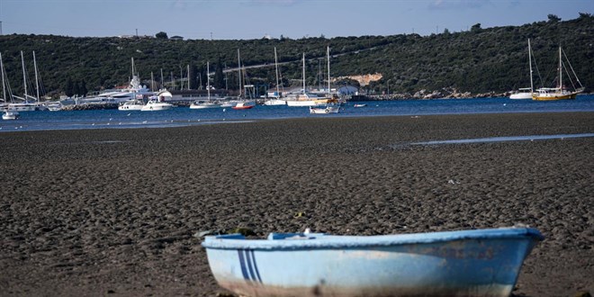 Ege kylarndaki deniz ekilmesi depremin habercisi mi?