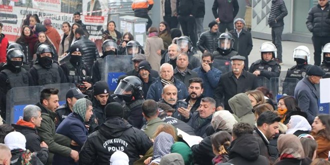 Van'da izinsiz yrye polis mdahalesi; 17 gzalt