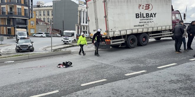 Feci kaza! Motokurye kamyonun altnda kalarak can verdi