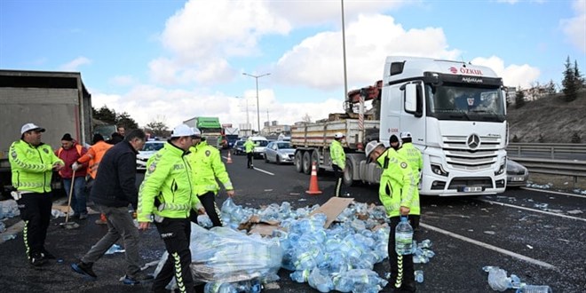 Bakent'te zincirleme kaza: Kamyondan yola savruldu