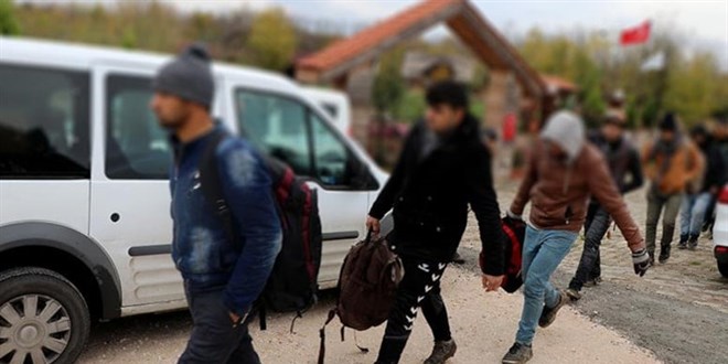 Edirne'de yasa d yollardan lkeye giren 15 dzensiz gmen yakaland