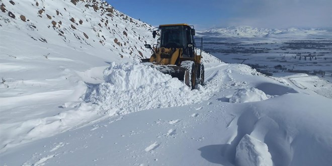 Tunceli'de youn kar: 82 yol kapand