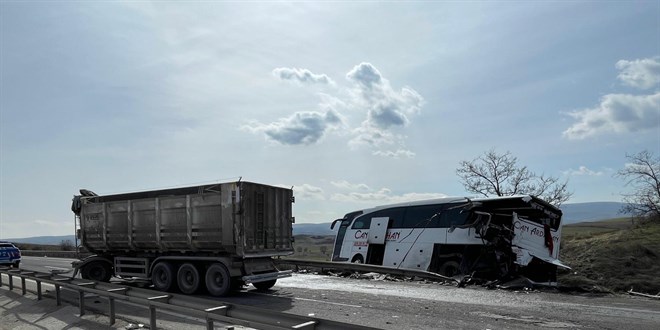 Bilecik'te trn yolcu otobsne arkadan arpt kazada 11 kii yaraland