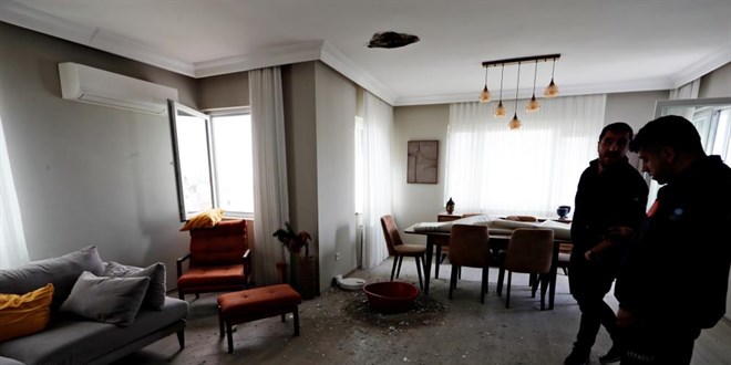 Apartmana den yldrm, salonun ortasnda koca bir delik at