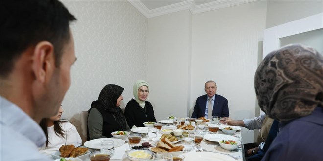 Erdoan Ankara'da bir ailenin iftar sofrasna konuk oldu