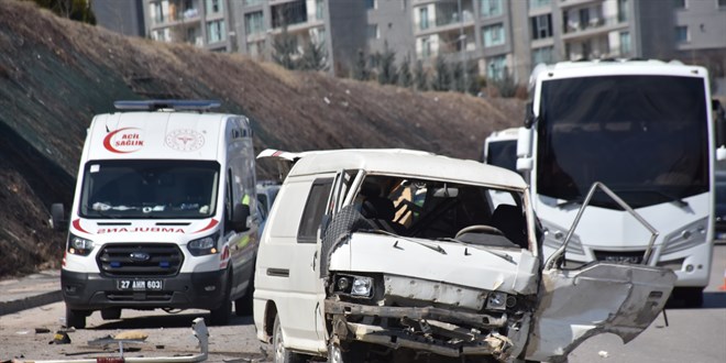 Gaziantep'te otomobil ile hafif ticari aracn arpt kazada 1 kii ld