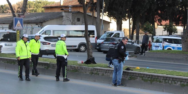 Yolun karsna gemek isterken otomobilin arpt kadn hayatn kaybetti