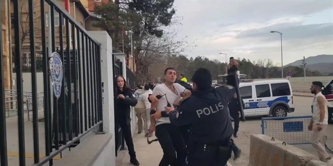 arda silah ektiler, polis merkezinin nnde orak ve bijonla saldrdlar