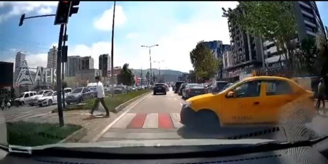 Yolu uzatmak istemeyen taksi, yaya geçidini kullandı