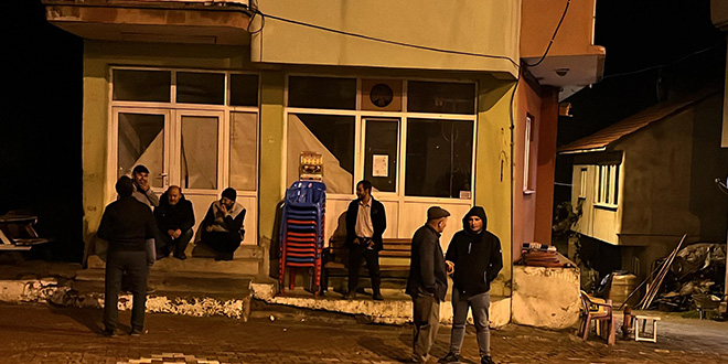 Kütahya'da köylüler artçı depremler nedeniyle geceyi dışarıda geçiriyor