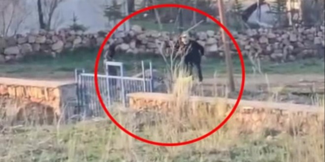 Eşeğin başına çuval geçirdi sopayla eziyet etti!
