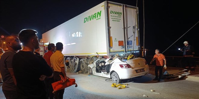 Otomobil, park halindeki tırın altına girdi: 2 ölü