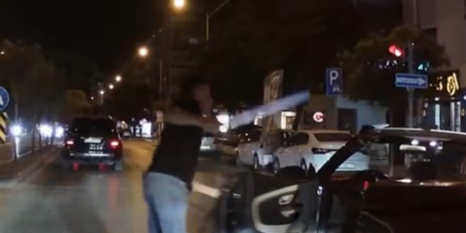 Trafikte Tartıştı, Arabadan İnip Döner Bıçağı Çekti