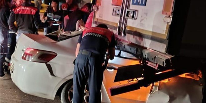 Mersin Silifke'de Park Halindeki Tıra Çarpan Otomobilde 2 Ölü