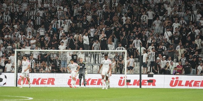 Beşiktaş ilk resmi maçında mağlup