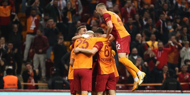 Galatasaray'da iki futbolcunun sözleşmesi uzatıldı