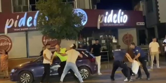 Ceza yazan polise saldırdılar: 2 tutuklama