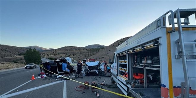 Malatya'da otomobil ile hafif ticari aracın çarpıştığı kazada 4 kişi öldü