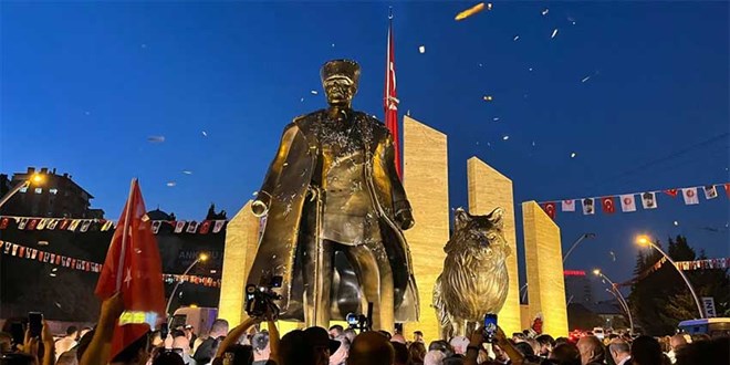 CHP'li Keçiören Belediyesi Atatürk heykeli açtı