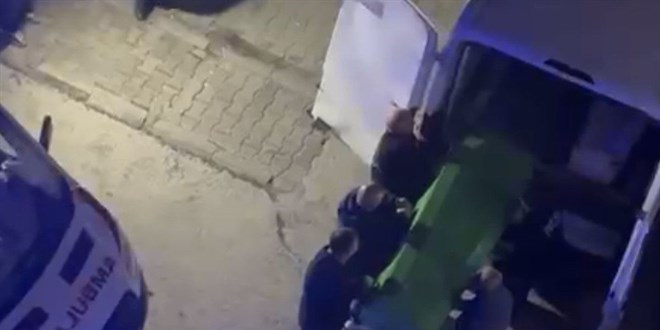 Düzce'de evde başından silahla vurulmuş halde bulundu