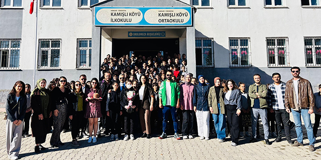 Hastalığı yenip okula dönen Minik Mavi'ye gözyaşları içinde karşılama