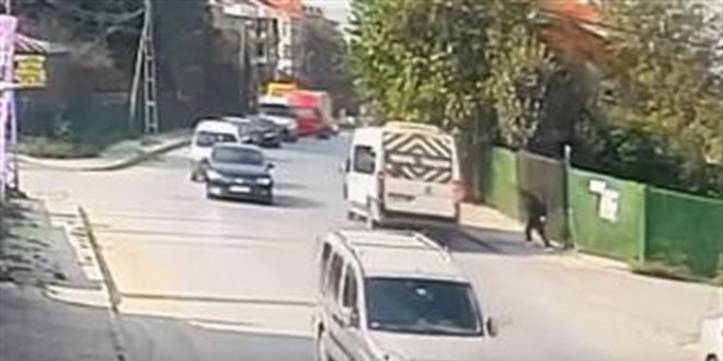 Hızla giden servis minibüsünün çocuğa çarptığı anlar kamerada
