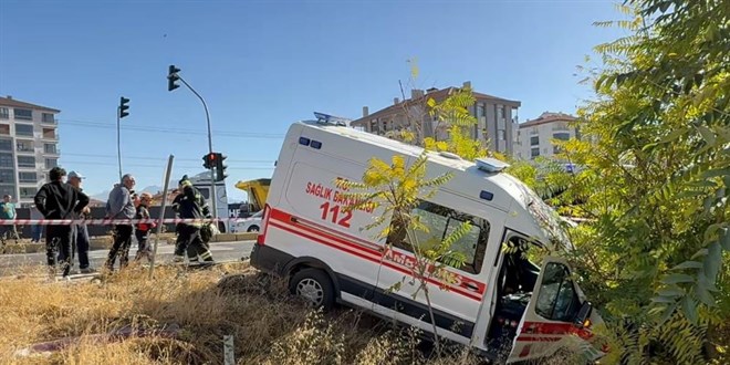 Hastaneye giden doktorun aracı ile ambulans çarpıştı: 1'i doktor 7 yaralı